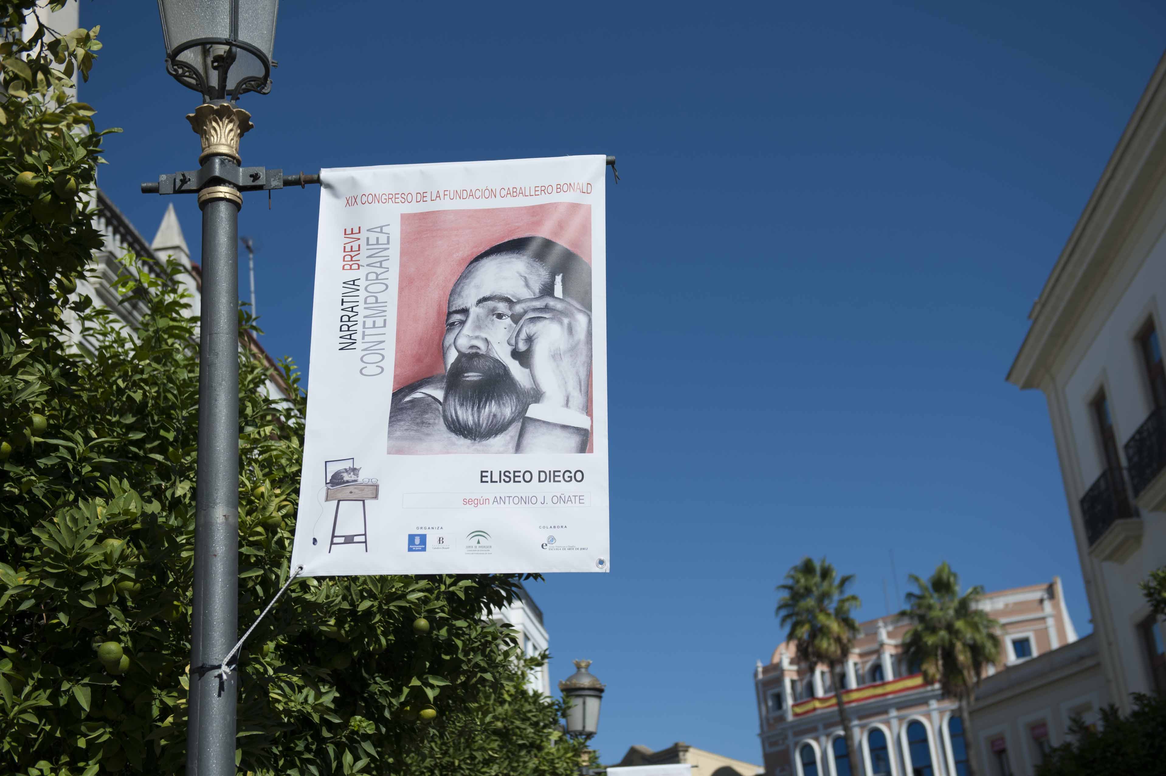 la calle larga de Jerez luce desde el martes unas banderolas diseñadas por alumnos y profesores de la escuela de arte