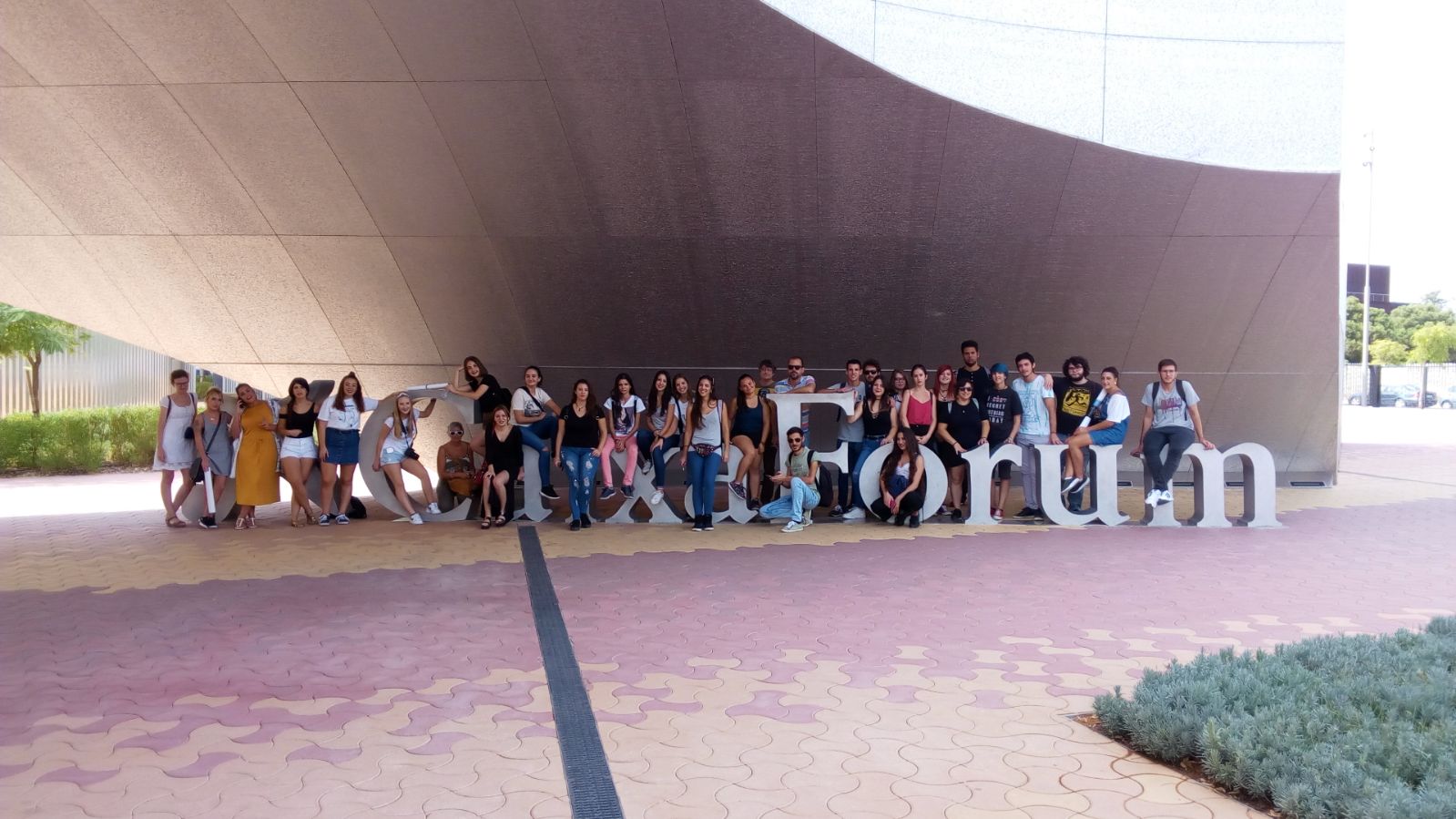 alumnado de la escuela de arte visita caixaforum