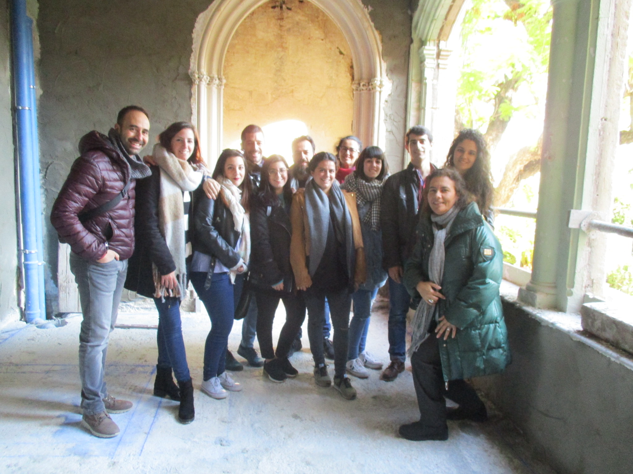 alumnos visitan la obra de hotel